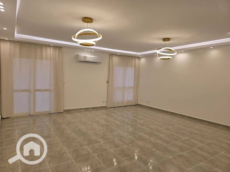 شقه للإيجار القانون بالرحاب تشطيبات خاصه بالتكييفات والمطبخ والسخانات