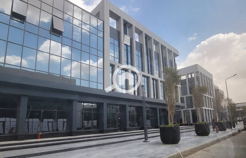 محل للبيع فى مول إيست هاب - مدينتى موقع مميز داخل المول التجارى