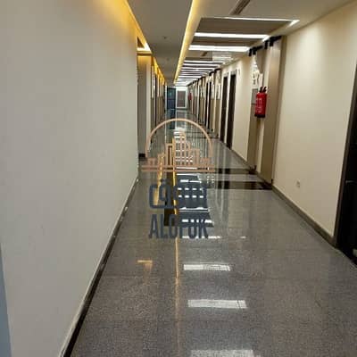 Office for Rent in New Cairo, Cairo - مكتب اداري للايجار متشطب ٥٠٠ جنيه للمتر في التجمع الخامس علي شارع رئيس