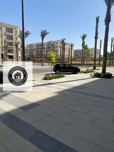 محلات تجارية  للبيع في القاهرة الجديدة، القاهرة - محل للبيع 224 متر – صف أول بعد البوابة الرئيسية لميفيدا