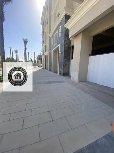 محلات تجارية  للبيع في القاهرة الجديدة، القاهرة - محل للبيع 209 متر – صف أول بعد البوابة الرئيسية لميفيدا