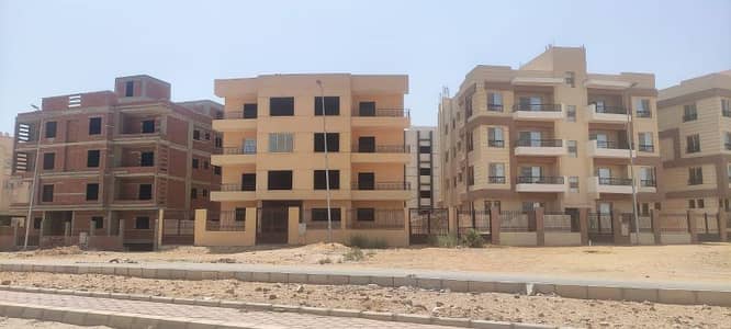أرض سكنية  للبيع في 6 أكتوبر، الجيزة - عمارة للبيع بالتوسعات الشماليه