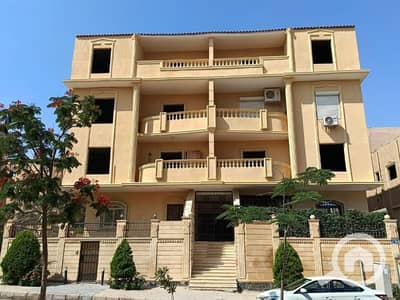 3 Bedroom Flat for Sale in Shorouk City, Cairo - شقه 177م ناصيه جاردن ممر حي النادي بالشروق ١قريب من الجامعه البريطانيه