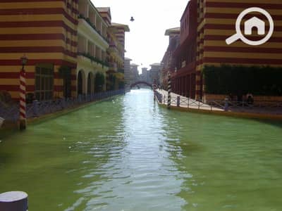2 Bedroom Chalet for Sale in North Coast, Matruh - شاليه مميز للبيع بورتو مارينا يرى حمامات السباحة بحري مفروش و مكييف