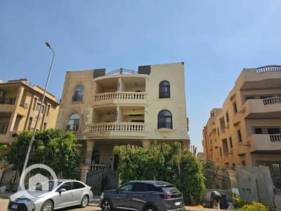 6 Bedroom Roof for Sale in New Cairo, Cairo - روف كامل400م الياسمين 4فيلات واجهه بحري علي حديقه كبيره مبني اعمده فقط