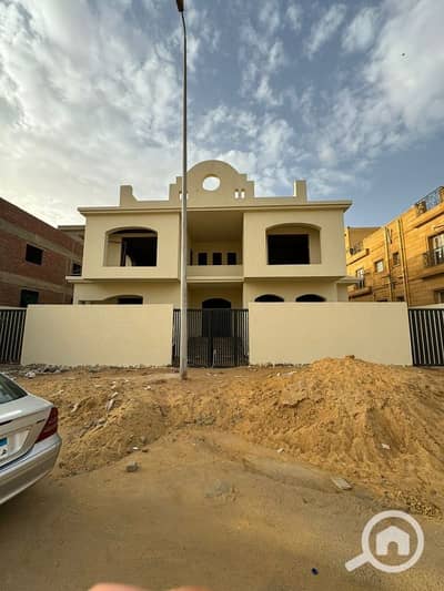 10 Bedroom Villa for Sale in New Cairo, Cairo - 600 م فيلا كامله شرق الأكاديمية عدادات كهرباء بجوار محور مصطفي كامل
