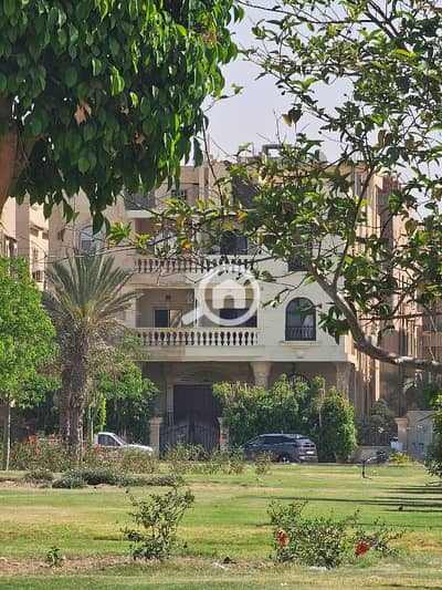 3 Bedroom Roof for Sale in New Cairo, Cairo - 200م نص روف فيلا الياسمين4 غير مبني بحري علي حديقه كبيره بجوار المحور
