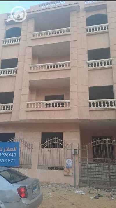 أرض سكنية  للبيع في القاهرة الجديدة، القاهرة - 300م عماره كامله الاندلس العائلى واجهه بحري واجهه متشطبه بجانب الرئيسي
