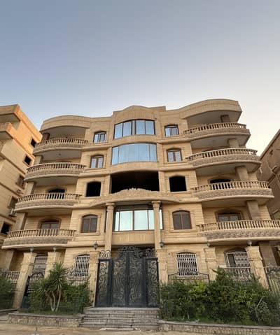 أرض سكنية  للبيع في المقطم، القاهرة - عمارة /فيلا للبيع بالمقطم بموقع متميز الكورنيش الجديد من المالك
