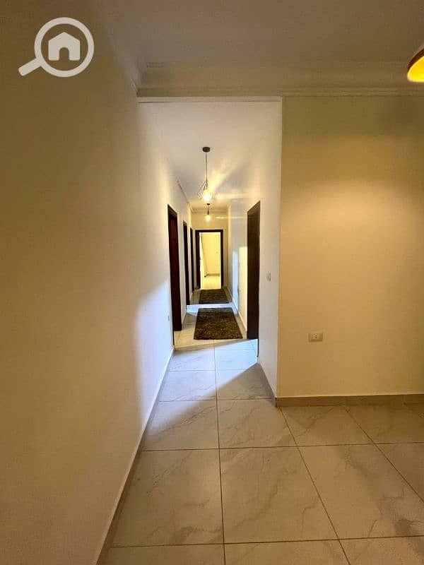من اول الطيران بعمارة جديدة بجراج طابق اول مكيفة ادارى او سكنى