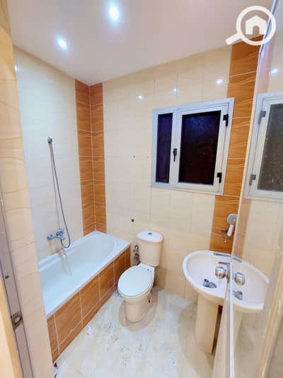 شقة 2 غرفة نوم للبيع في المندرة، الإسكندرية - شقة الدور الثانى أسانسير والدور شقة واحدة مبانى سنة 2012 وتوجد حصة ع