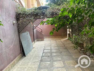 4 Bedroom Flat for Rent in New Cairo, Cairo - للايجار شقه ٢٥٠م بحديقه كفيلا مصغرة٤نوم غرفه مربيه سعرها لقطه بجد