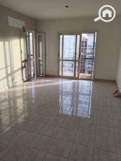 3 Bedroom Flat for Rent in New Cairo, Cairo - للايجار في أميز مكان في الرحاب ١٥٥م علي النادي بالمطبخ وتشطيب خاص لقطه