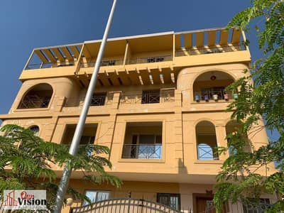 3 Bedroom Flat for Sale in Sheikh Zayed, Giza - شقة بالشيخ زايد الحي العاشر مجاورة 3 دور 3 اخير 150م 3 غرف 2 حمام تم