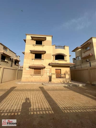فیلا 4 غرف نوم للبيع في الشيخ زايد، الجيزة - تنزيل السعر لسرعة البيع فيلا في رويال ستي الشيخ زايد علي المحور مباشرة