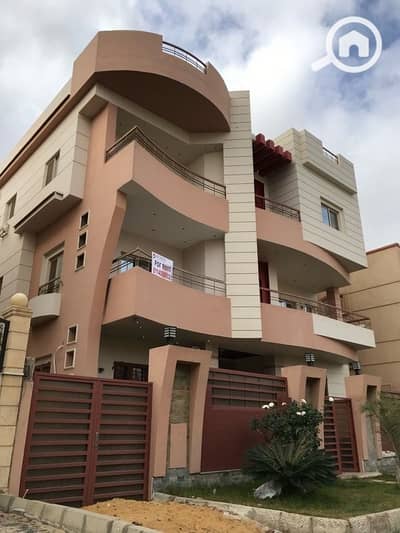 3 Bedroom Flat for Rent in New Cairo, Cairo - شقة للايجار في جنوب الاكاديمية بمدخل خاص و حديقة و جراچ بجوار التسعين