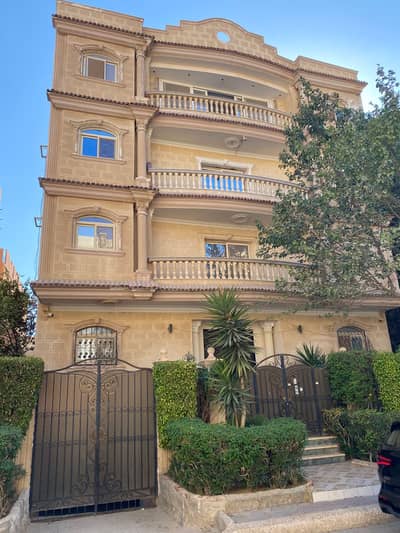 أرض سكنية  للبيع في 6 أكتوبر، الجيزة - عمارة للبيع بالحى الاول مجاورة ٨ بالسادس من اكتوبر