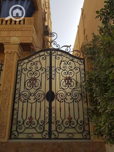3 Bedroom Flat for Sale in 6th of October, Giza - بيزمينت ١٤٥م بمدخل خاص و حديقة ١٣٠م على طريق رئيسى تصلح سكنى و ادارى