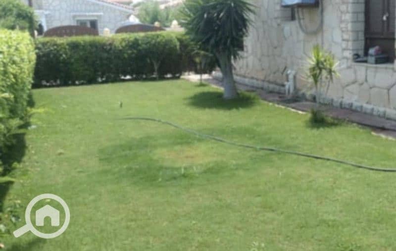 شالية فاخر للبيع قرية آمون بحديقة رائعة مساحه ١٤٠ متر ٣ غرف و ٢ حمام