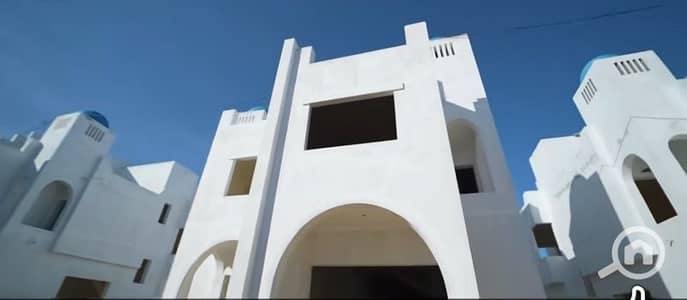 شاليه 2 غرفة نوم للبيع في الساحل الشمالي، مطروح - عيش الأجواء اليونانى شالية للبيع قرية ايكو مينا الكيلو ٧٥ استلام ٢٠٢٥