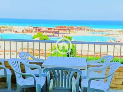2 Bedroom Chalet for Rent in North Coast, Matruh - Hotel chalet with air conditioning by the sea, 2 rooms and 2 bathrooms, accommodates 7 people, available from 8/30.