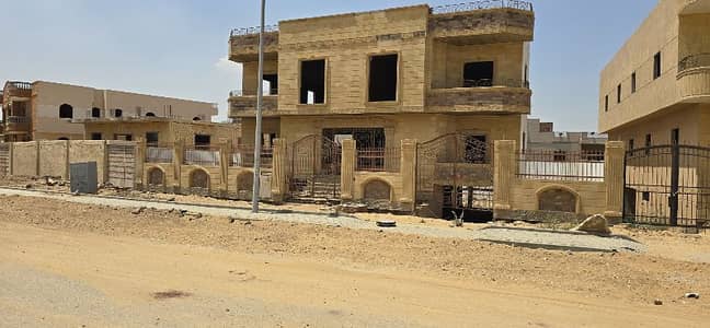 11 Bedroom Villa for Sale in Badr City, Cairo - فيلا منفردة ٧٣٠ متر بحديقة كبيرة في الحي المتميز فيلات على ميدان كبير
