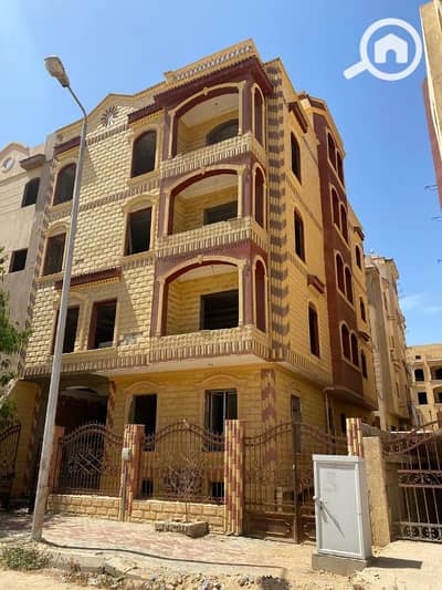 أرض سكنية  للبيع في مدينة الشروق، القاهرة - منزل للبيع كامل واجهه حجر تشطيب داخلي 80%