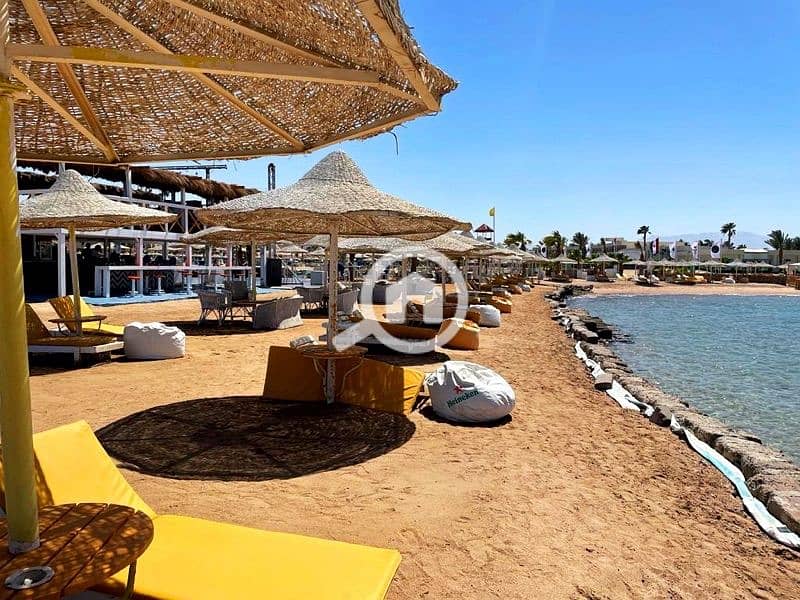 شاليه 2 غرفة و صاله مكيف في مكادي هيتس حمامات سباحة و بحر