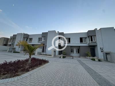 5 Bedroom Townhouse for Sale in 6th of October, Giza - تاون هاوس ٥ غرف + غرفة مربية استلام قريب بمقدم ٦٠٠الف و قسط شهري ٢٦الف