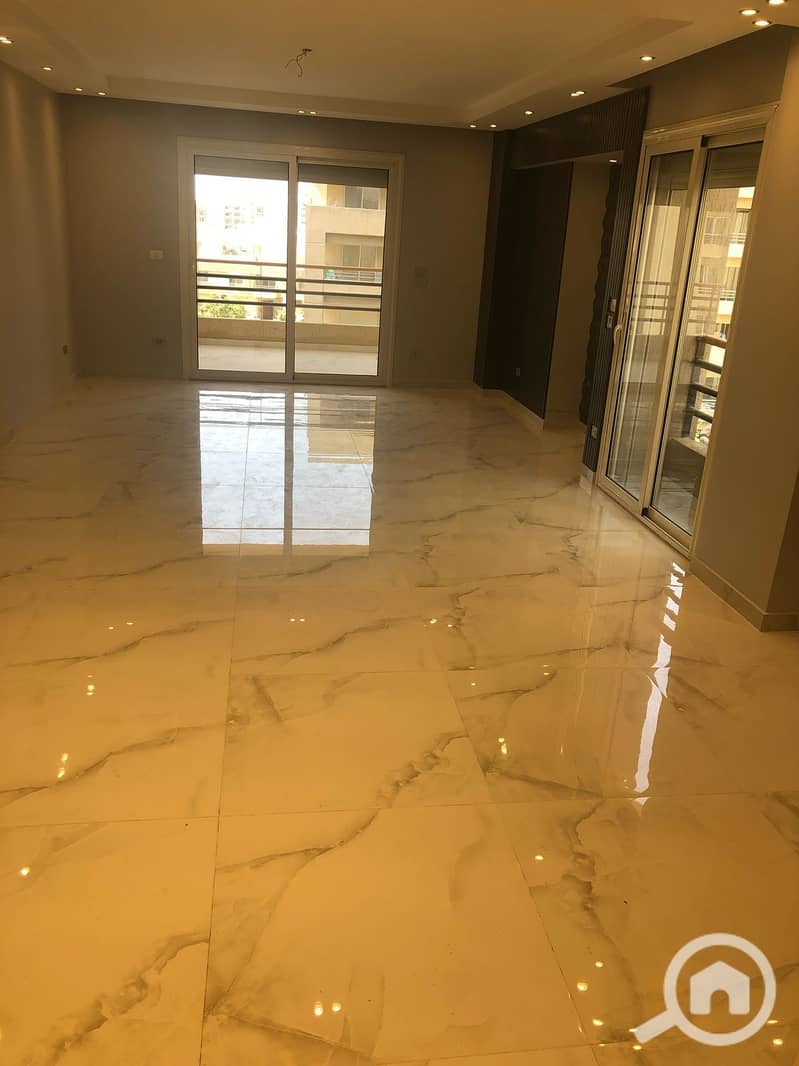 شقة راقية للإيجار بالمطبخ و التكيفات و دريسينج 185م كمبوند ذا سكوير