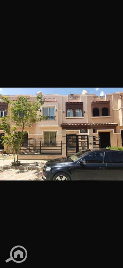 5 Bedroom Townhouse for Rent in New Cairo, Cairo - تاون هاوس 550م للايجار بكمبوند قطامية جاردنز بالمطبخ و التكيفات التجمع