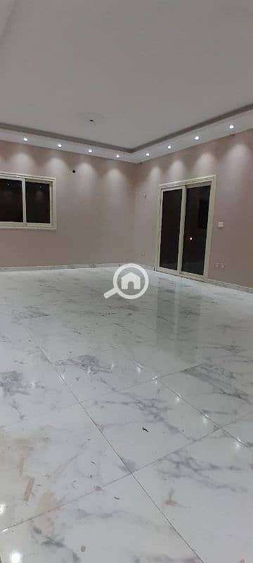 شقه للايجار في التجمع الخامس في الحى الاول تصلح لجميع الاغراض ب٢٢ لف