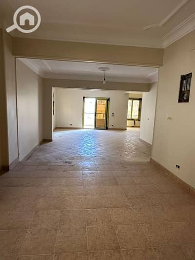 أرض سكنية  للبيع في 6 أكتوبر، الجيزة - للبيع عماره سكنيه بالحي الخامس عقد تاني 324 متر