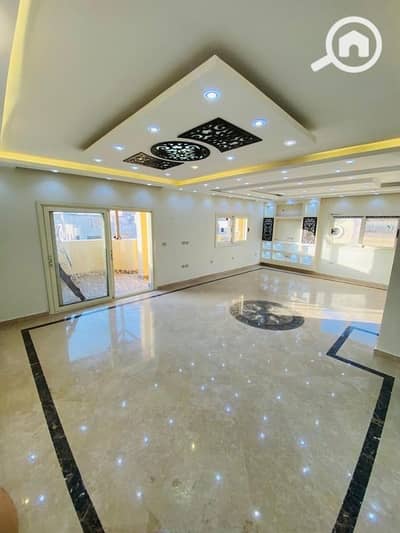3 Bedroom Flat for Rent in New Cairo, Cairo - شقة روف للإيجار في التجمع الخامس النرجس فيلات موقع مميز