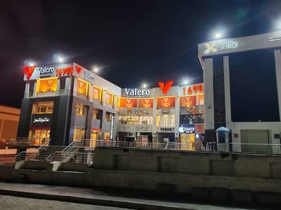 Retail for Sale in Obour City, Cairo - محل أرضي واجهة للبيع على محور العبور الرئيسي في مول في أميز لوكيشن