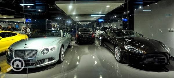 صالة عرض  للبيع في القاهرة الجديدة، القاهرة - cars. jpg