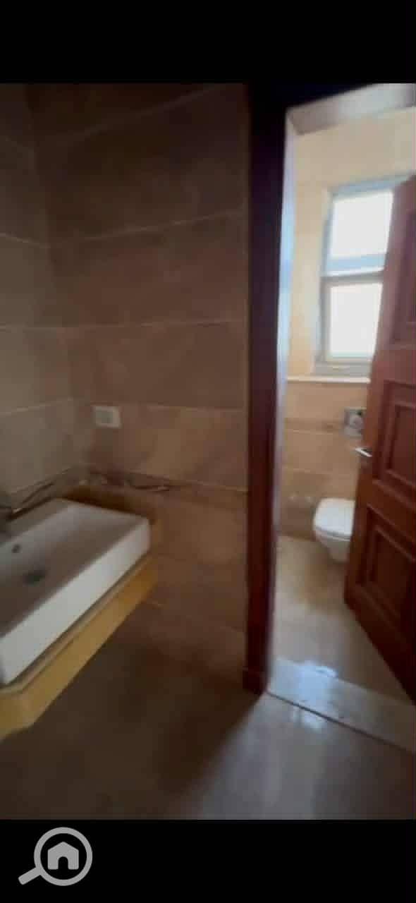 4 0a93fbf6-c3e6-4550-8300-a3022469938e. jpg