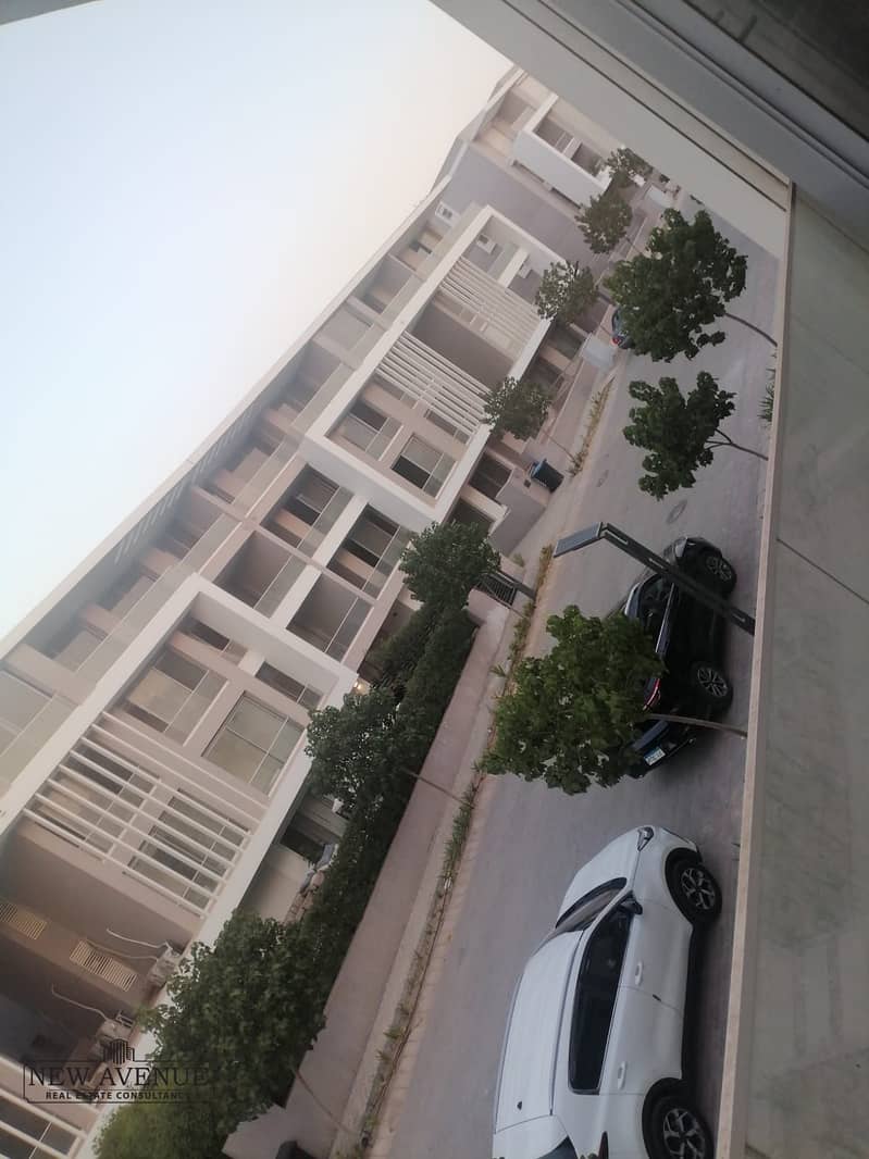 4 5e930117-7f30-4ad8-a4e3-59dea9d36677. jpeg