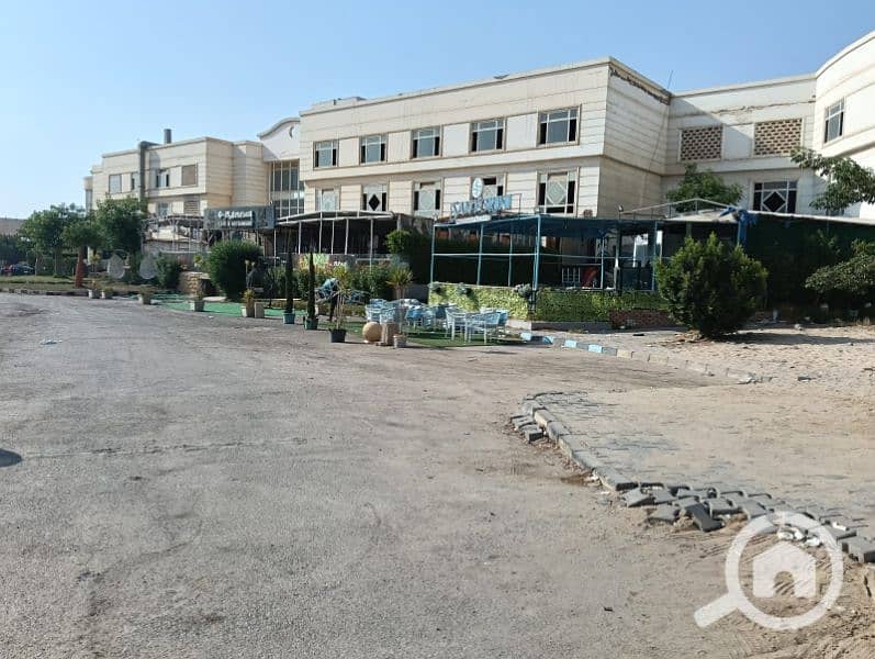 محل للبيع في مول رامو بالحي المتميز باكتوبر علي الشارع