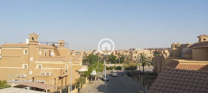 5 Bedroom Townhouse for Rent in New Cairo, Cairo - تاون هاوس ميدل بالمطبخ و التكيفات و الاجهزة بكمبوند لوروا التجمع
