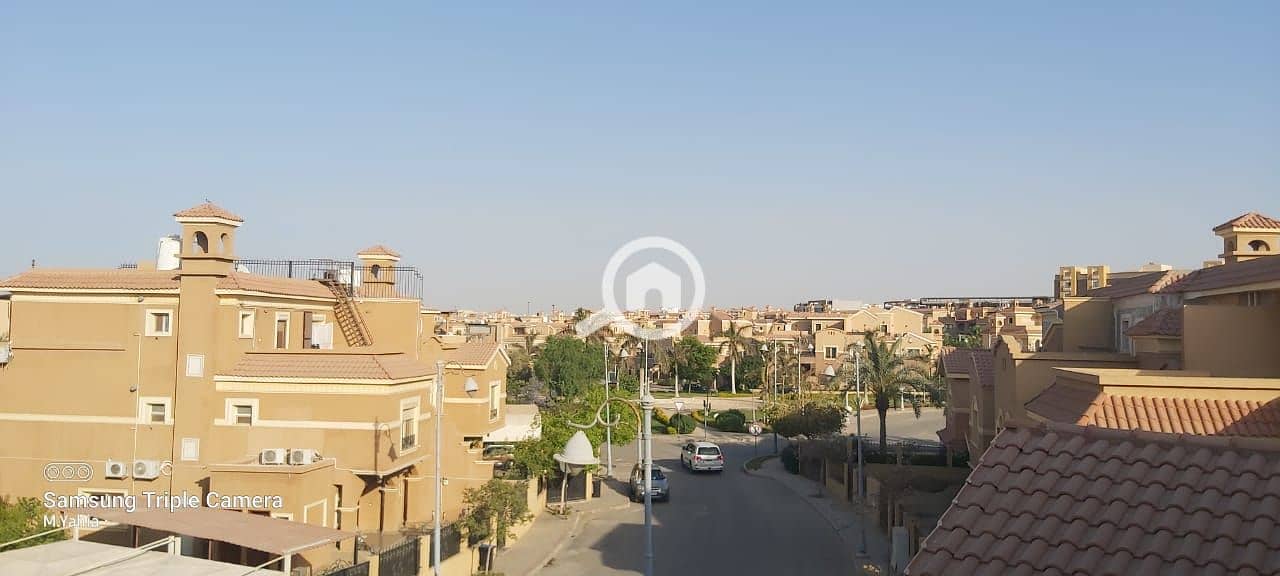 تاون هاوس ميدل بالمطبخ و التكيفات و الاجهزة بكمبوند لوروا التجمع