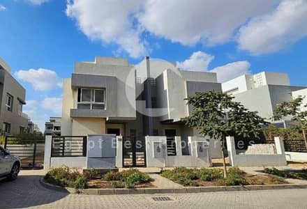 4 Bedroom Townhouse for Sale in New Cairo, Cairo - 0b2bba49-b5ab-4c37-a85b-0b0f3c91b95f. jpg