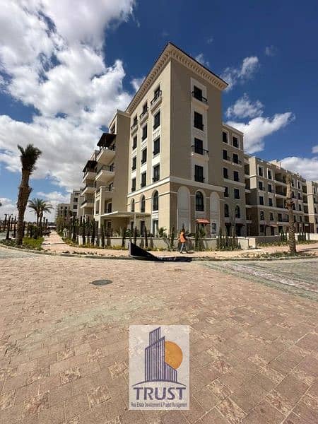 شقة لقطة جدا للبيع بكمبوند فيلدج ويست متشطبة بالتكييفات