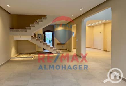 تاون هاوس 4 غرف نوم للبيع في 6 أكتوبر، الجيزة - aa20ef43-ceba-46e5-8fa3-d3a937e167d3. jpg
