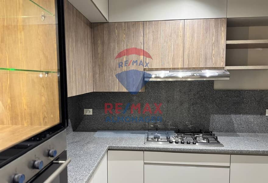 10 880c6a21-4cce-4b2d-936e-eb7dee34b5f9. jpg