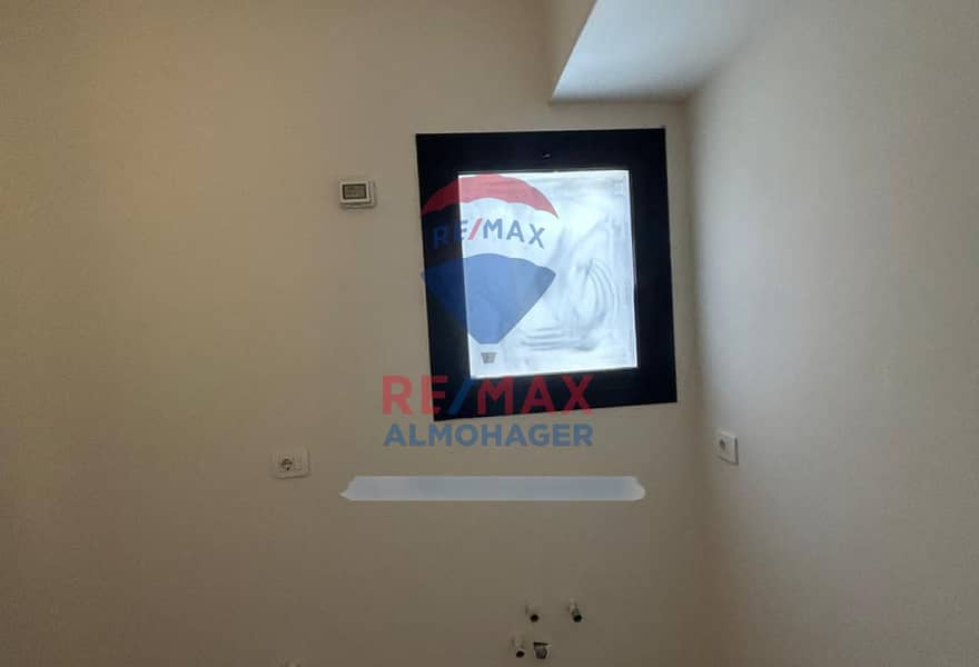 12 fc7bc236-16a2-4c8b-945b-e04d6f8ad623. jpg