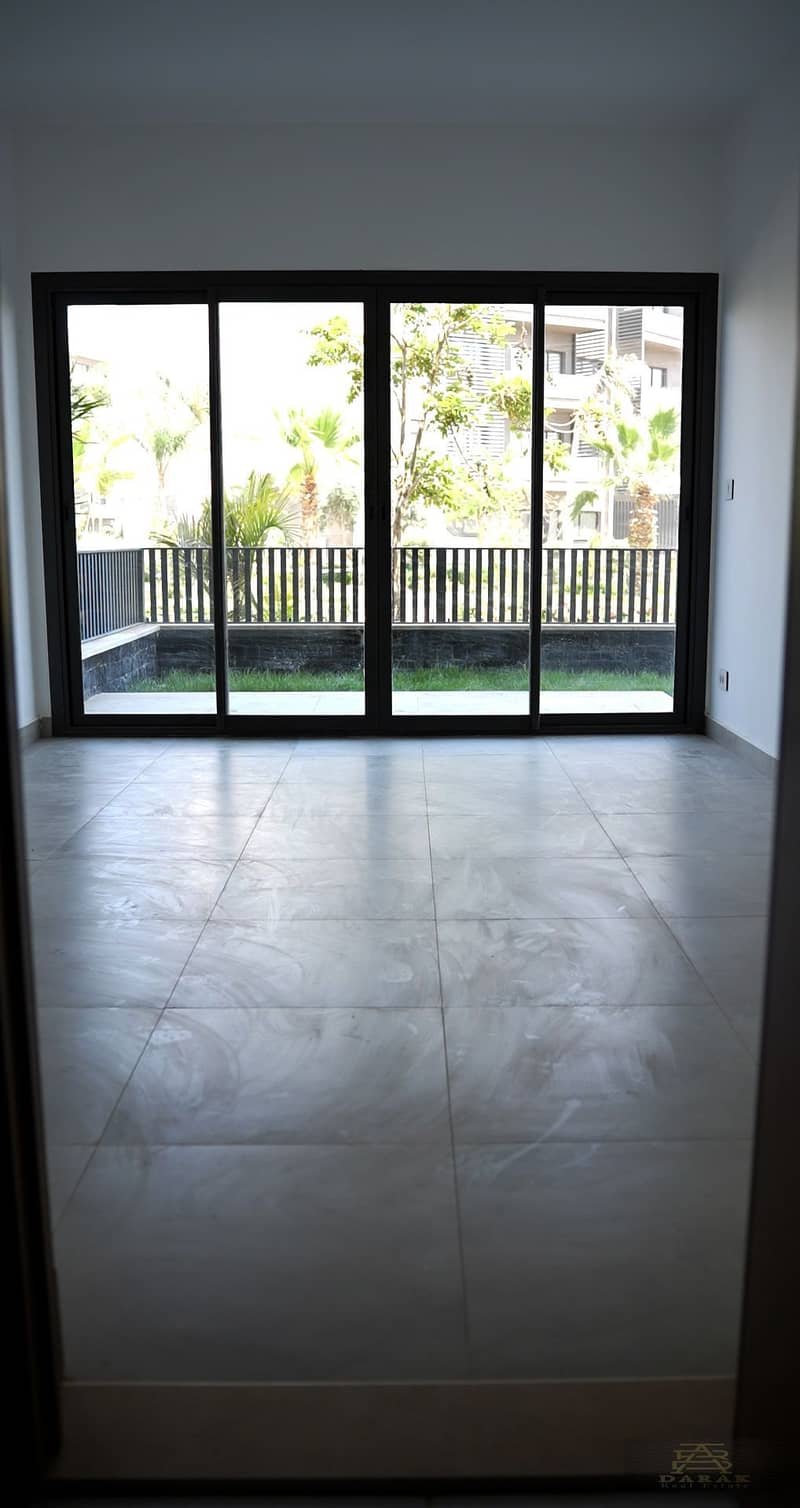 18 stills. 00_01_32_26. Still005. jpg