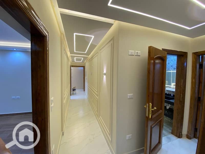شقة للايجاراول سكن بالمطبخ والتكيفات 185م تشطيب فندقي كمبوند ذا سكوير