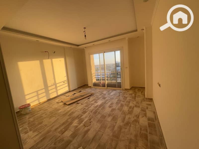 شقة للايجار 4 غرف نوم في كمبوند ذا سكوير بالمطبخ اول سكن التجمع