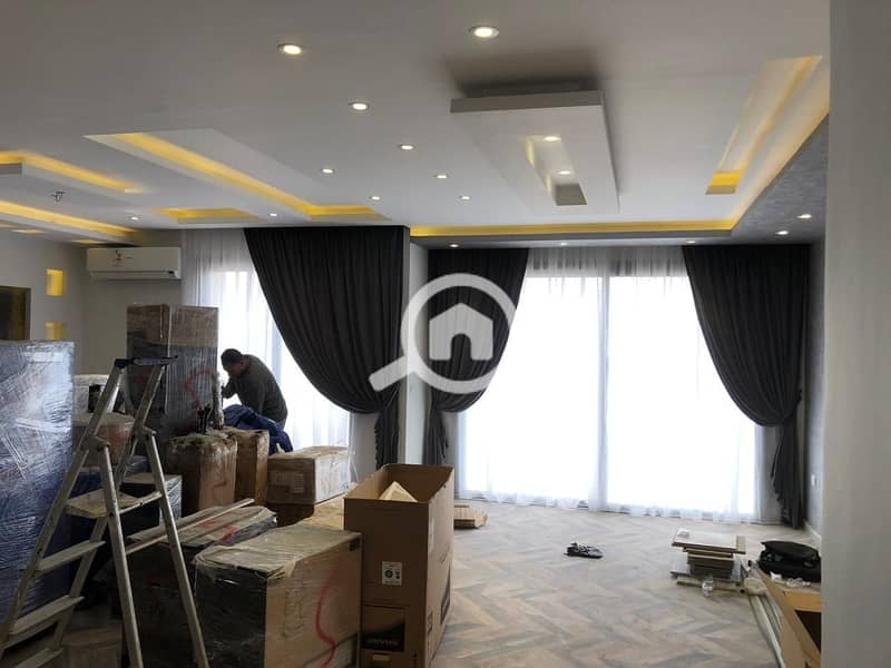 شقة للايجار بالمطبخ و التكيفات و الاجهزة بكمبوند vgk بالم هيلز التجمع